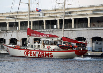 El velero Astral de Open Arms, cargado con siete toneladas de ayuda humanitaria, en la Terminal de Cruceros en La Habana, tras su llegada a Cuba el 30 de agosto de 2026. Foto: Ernesto Mastrascusa / EFE.