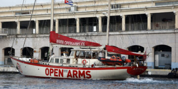 El velero Astral de Open Arms, cargado con siete toneladas de ayuda humanitaria, en la Terminal de Cruceros en La Habana, tras su llegada a Cuba el 30 de agosto de 2026. Foto: Ernesto Mastrascusa / EFE.
