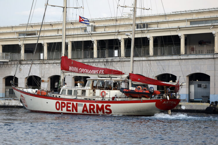 El velero Astral de Open Arms, cargado con siete toneladas de ayuda humanitaria, en la Terminal de Cruceros en La Habana, tras su llegada a Cuba el 30 de agosto de 2026. Foto: Ernesto Mastrascusa / EFE.