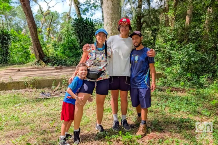 Nosotros en el aviario, donde se acampa en Topes de Collantes. Foto: El Parce.