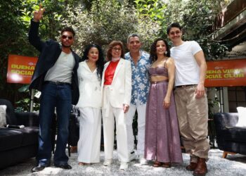 De izquierda a derecha, los actores Víctor Varona y Analy, la productora y directora teatral Julieta González y los actores Héctor Sandarti, Mariana Dávila y Zark posan durante la presentación de la obra musical "Buenavista Social Club" en la Ciudad de México, el 30 de septiembre de 2026. Foto: Mario Guzmán / EFE.