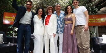 De izquierda a derecha, los actores Víctor Varona y Analy, la productora y directora teatral Julieta González y los actores Héctor Sandarti, Mariana Dávila y Zark posan durante la presentación de la obra musical "Buenavista Social Club" en la Ciudad de México, el 30 de septiembre de 2026. Foto: Mario Guzmán / EFE.