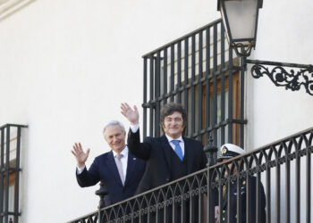 El discurso de Milei fue transmitido horas después de su visita a Chile, donde fue recibido por el presidente, José Antonio Kast. Foto: Elvis González/EFE.