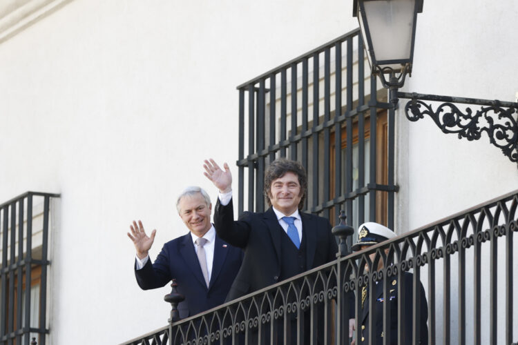 El discurso de Milei fue transmitido horas después de su visita a Chile, donde fue recibido por el presidente, José Antonio Kast. Foto: Elvis González/EFE.