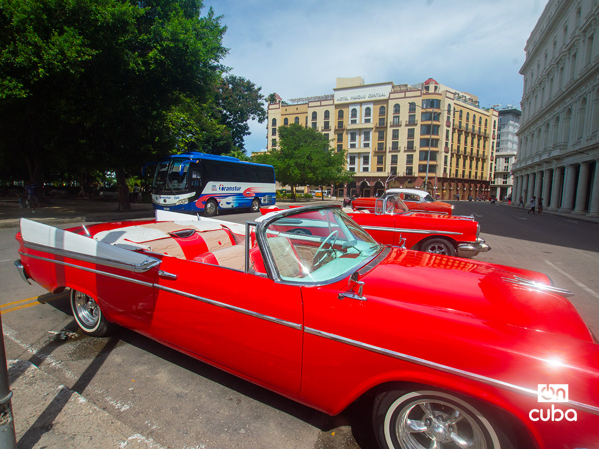 Autos clásicos vacíos y a la espera de clientes en los alrededores del Parque Central, en La Habana. Foto: Otmaro Rodríguez.