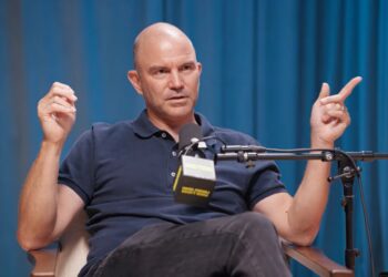 Ben Rhodes, durante el podcast con el comediante y comentarista político Hasan Minhaj. Foto: Captura de video.