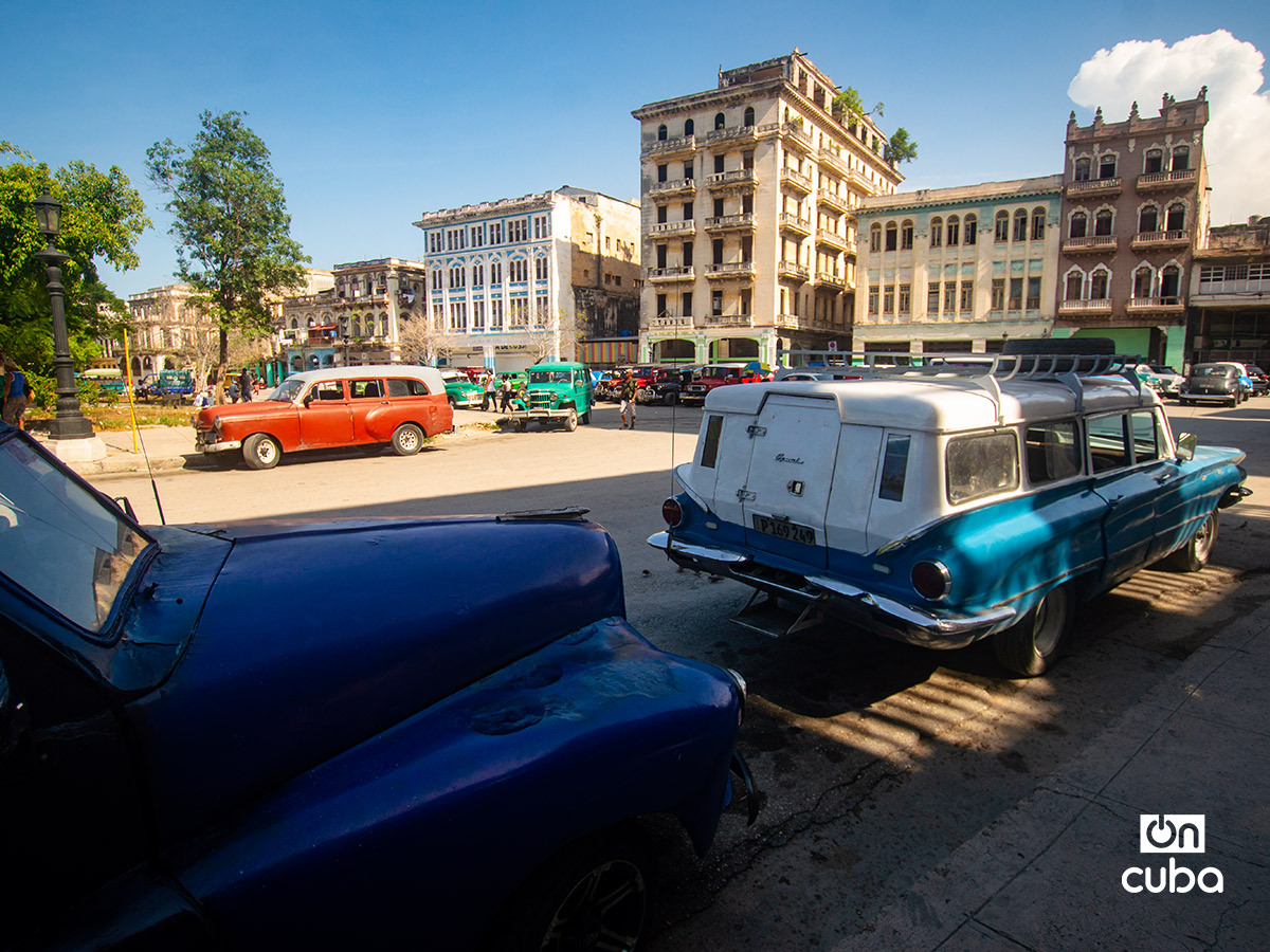 Piquera de autos de transporte privado en La Habana. Foto: Otmaro Rodríguez.