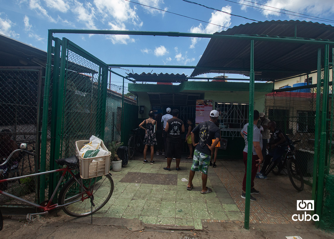 Cafeteria en calle 51 de La Lisa. Foto: Otmaro Rodríguez.