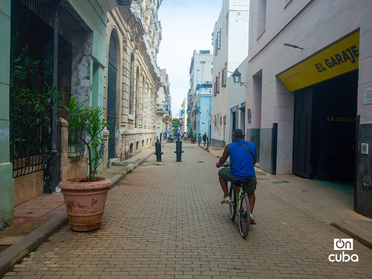 Calle San Ignacio, antes muy transitada por turistas y ahora vacía. Foto: Otmaro Rodríguez.
