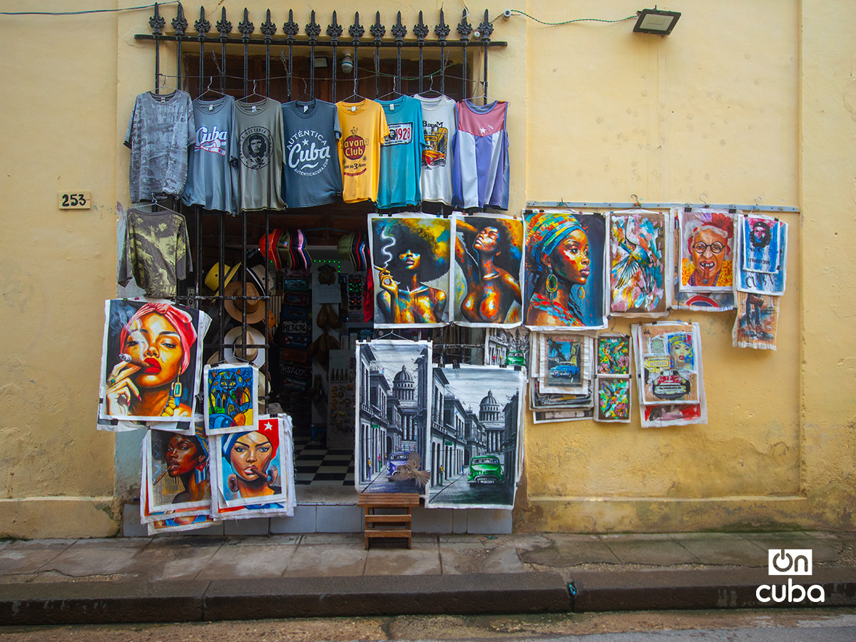 Punto de venta privado en La Habana Vieja, a la espera de clientes. Foto: Otmaro Rodríguez.