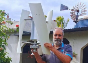 Casimiro muestra las hélices de un aerogenerador vertical. Foto: Tomada de Facebook.