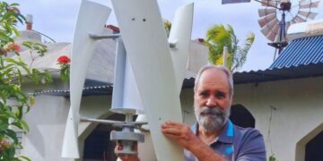 Casimiro muestra las hélices de un aerogenerador vertical. Foto: Tomada de Facebook.