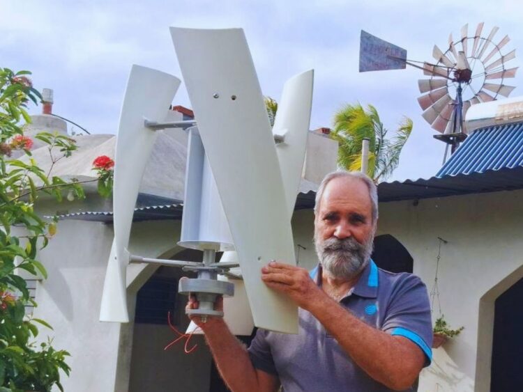 Casimiro muestra las hélices de un aerogenerador vertical. Foto: Tomada de Facebook.