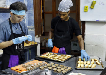 Cocineros del restaurante 'Grados' preparan alimentos en su cocina, donde se realizó el reality show La Caliente y se presentó el primer capítulo, este jueves, en La Habana (Cuba). Foto: Ernesto Mastrascusa/EFE.