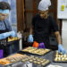 Cocineros del restaurante 'Grados' preparan alimentos en su cocina, donde se realizó el reality show La Caliente y se presentó el primer capítulo, este jueves, en La Habana (Cuba). Foto: Ernesto Mastrascusa/EFE.