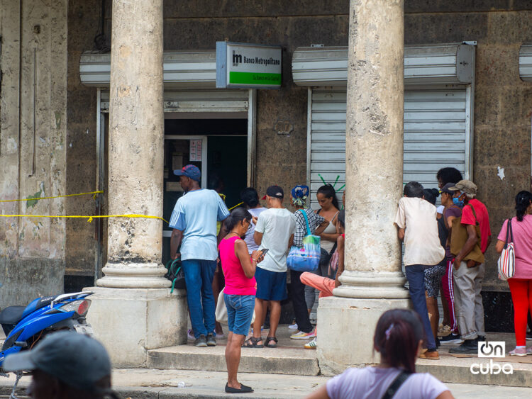 La directora general de Relaciones Exteriores, Miossoty Paradelo, mantiene contactos con entidades bancarias, empresas de transporte y operadores que pueden intervenir en la llegada y distribución de los suministros. Foto: Otmaro Rodríguez