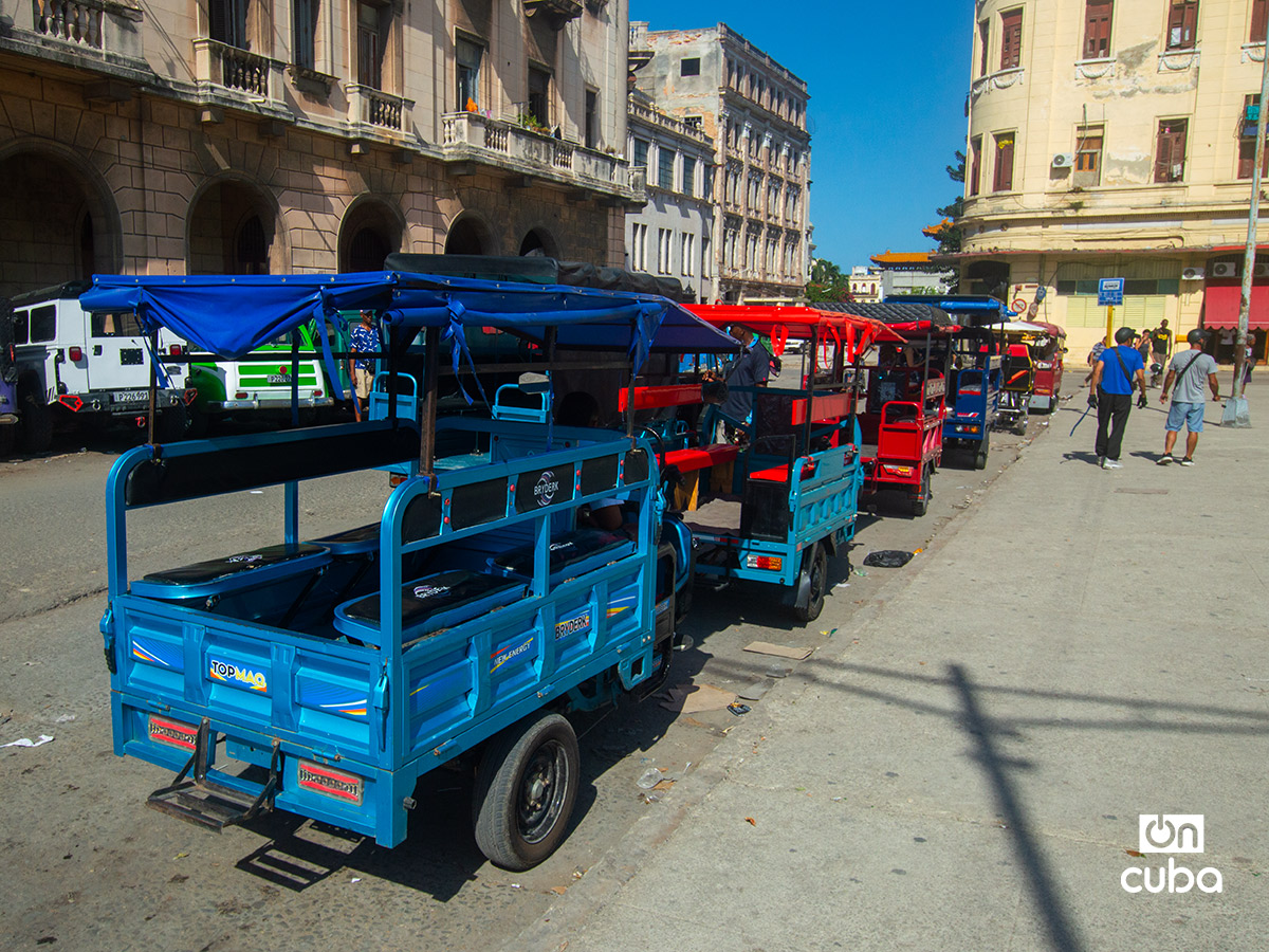 Triciclos eléctricos a la espera de clientes en La Habana. Foto: Otmaro Rodríguez.