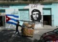 Concepto de revolución de Fidel, el mito Guevara y el vendedor de galletas como testigo del presente. Foto:  AMD