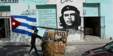Concepto de revolución de Fidel, el mito Guevara y el vendedor de galletas como testigo del presente. Foto:  AMD