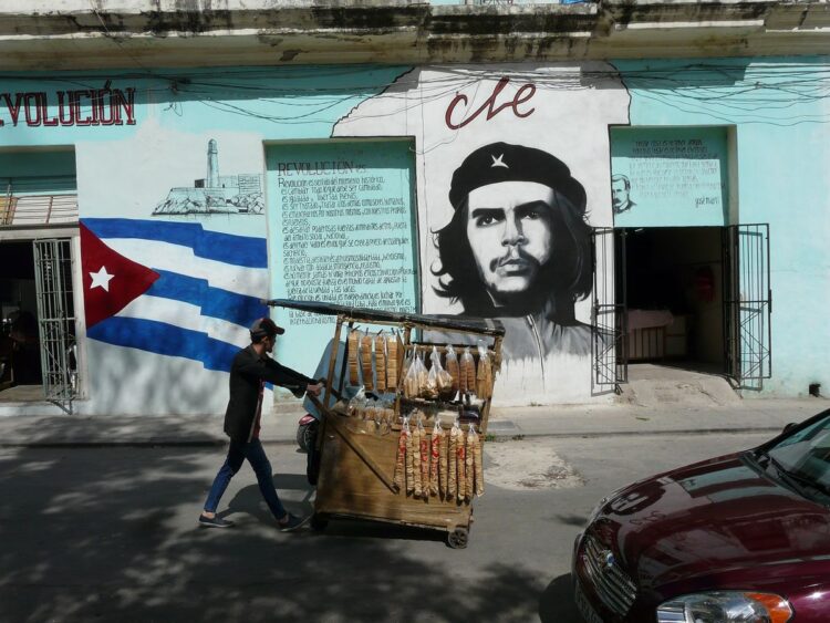 Concepto de revolución de Fidel, el mito Guevara y el vendedor de galletas como testigo del presente. Foto: AMD