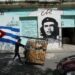 Concepto de revolución de Fidel, el mito Guevara y el vendedor de galletas como testigo del presente. Foto:  AMD