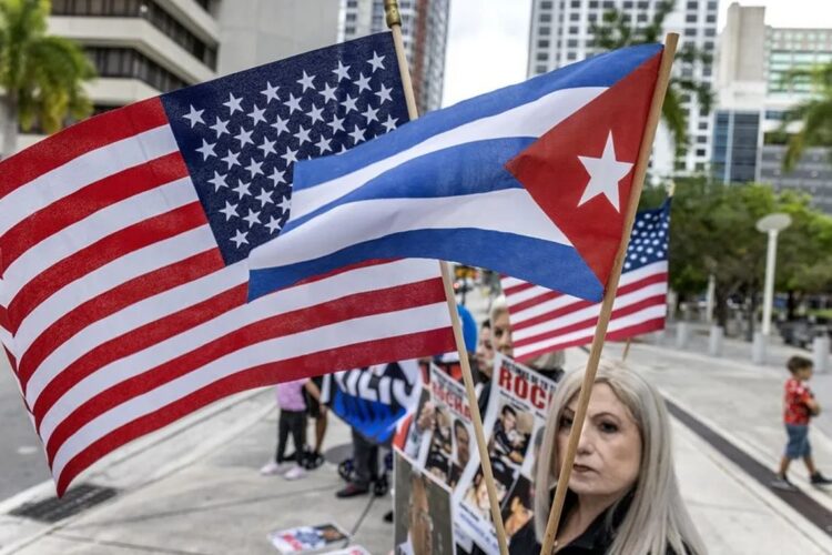 Cubanos protestan en la ciudad de Miami. Foto: EFE