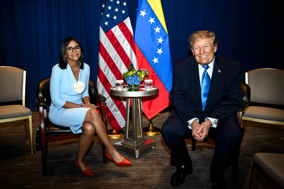 Fotografía difundida en la cuenta oficial de Telegram Prensa Presidencial de Venezuela en la que se muestra a la presidenta interina de Venezuela, Delcy Rodríguez, junto al presidente de Estados Unidos, Donald Trump, en un encuentro en Nueva York. Foto: Prensa Presidencial de Venezuela / EFE.