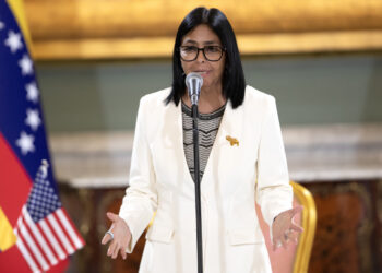 Delcy Rodríguez habla en una rueda de prensa donde aseguró que habrá elecciones en su país en la medida en que esté preparado para ello e indicó que ha trabajado "sin descanso" para que la nación suramericana esté "lista", este miércoles en Caracas. Foto: Ronald Peña R/EFE.