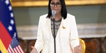 Delcy Rodríguez habla en una rueda de prensa donde aseguró que habrá elecciones en su país en la medida en que esté preparado para ello e indicó que ha trabajado "sin descanso" para que la nación suramericana esté "lista", este miércoles en Caracas. Foto:  Ronald Peña R/EFE.