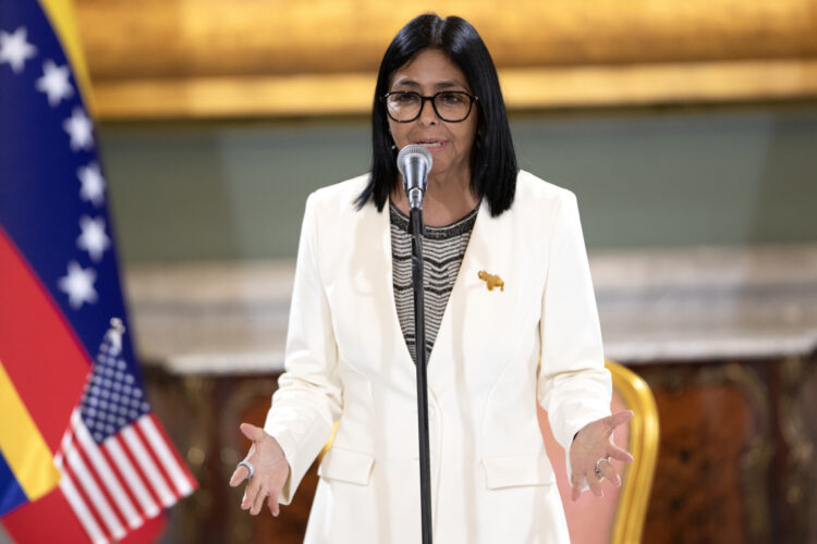 Delcy Rodríguez habla en una rueda de prensa donde aseguró que habrá elecciones en su país en la medida en que esté preparado para ello e indicó que ha trabajado "sin descanso" para que la nación suramericana esté "lista", este miércoles en Caracas. Foto: Ronald Peña R/EFE.