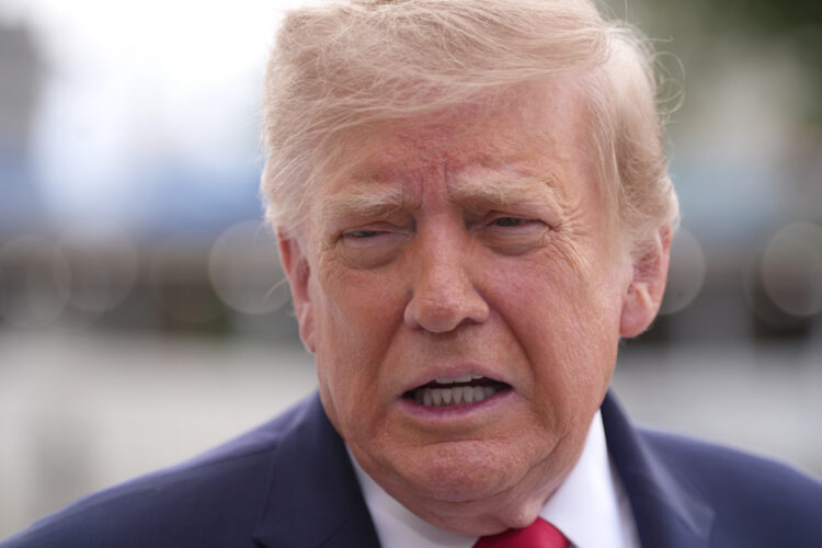 Donald Trump habla con la prensa desde la Casa Blanca este sábado en Washington. Foto: EFE/ Octavio Guzmán.
