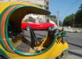 Dos transportes turísticos frente al Hotel Nacional, en La Habana, en espera de algún turista o pasajero. Agosto, 2026. Foto: AMD.