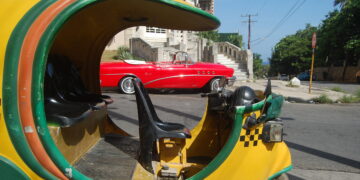 Dos transportes turísticos frente al Hotel Nacional, en La Habana, en espera de algún turista o pasajero. Agosto, 2026. Foto: AMD.