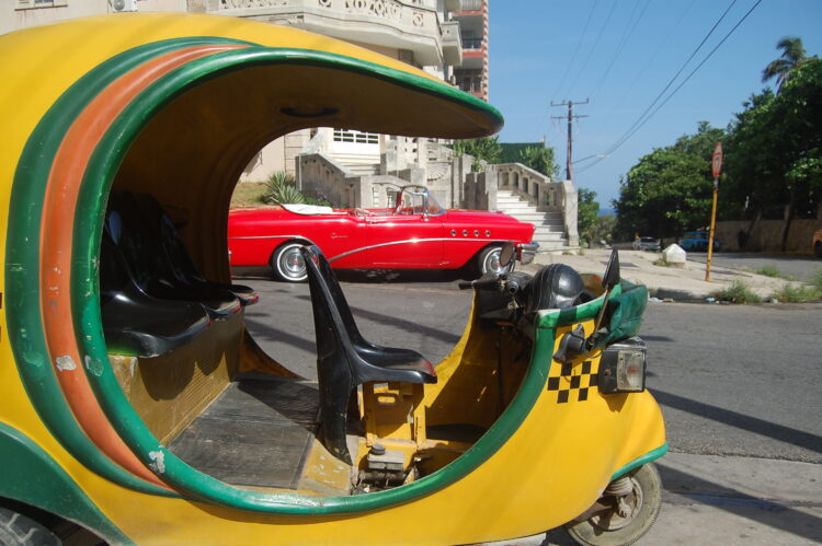 Dos transportes turísticos frente al Hotel Nacional, en La Habana, en espera de algún turista o pasajero. Agosto, 2026. Foto: AMD.