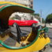 Dos transportes turísticos frente al Hotel Nacional, en La Habana, en espera de algún turista o pasajero. Agosto, 2026. Foto: AMD.