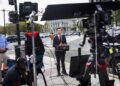 El reportero de MS NOW Vaughn Hillyard realiza una intervención en directo desde las afueras de la Casa Blanca después de que el presidente Donald Trump le prohibiera la entrada, junto con periodistas de CNN y Politico. Foto: Jim Lo Scalzo / EFE / EPA.