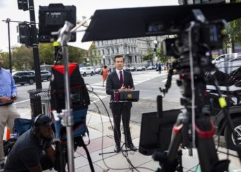 El reportero de MS NOW Vaughn Hillyard realiza una intervención en directo desde las afueras de la Casa Blanca después de que el presidente Donald Trump le prohibiera la entrada, junto con periodistas de CNN y Politico. Foto: Jim Lo Scalzo / EFE / EPA.