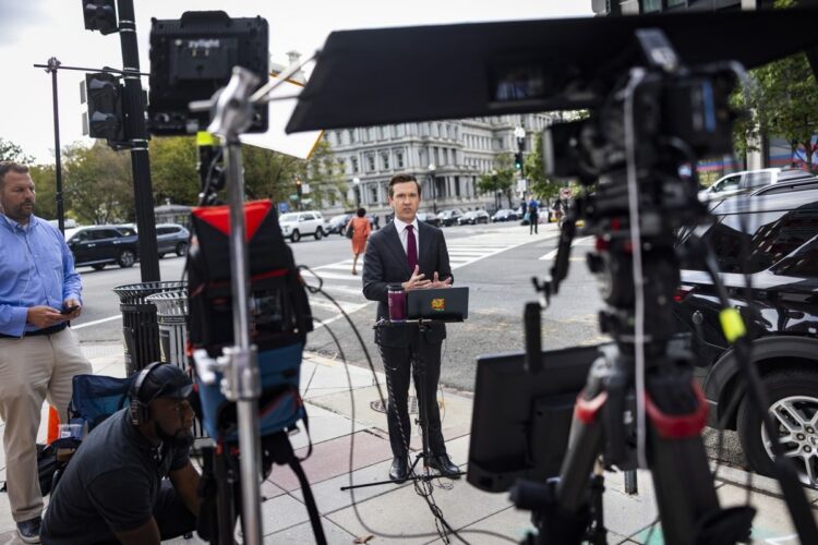 El reportero de MS NOW Vaughn Hillyard realiza una intervención en directo desde las afueras de la Casa Blanca después de que el presidente Donald Trump le prohibiera la entrada, junto con periodistas de CNN y Politico. Foto: Jim Lo Scalzo / EFE / EPA.