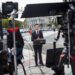El reportero de MS NOW Vaughn Hillyard realiza una intervención en directo desde las afueras de la Casa Blanca después de que el presidente Donald Trump le prohibiera la entrada, junto con periodistas de CNN y Politico. Foto: Jim Lo Scalzo / EFE / EPA.
