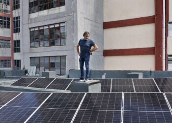 El director de la ONG Open Arms, Óscar Camps, observa paneles solares instalados en el hospital pediátrico Juan Manuel Marques, este miércoles en La Habana.Foto: EFE/ Ernesto Mastrascusa