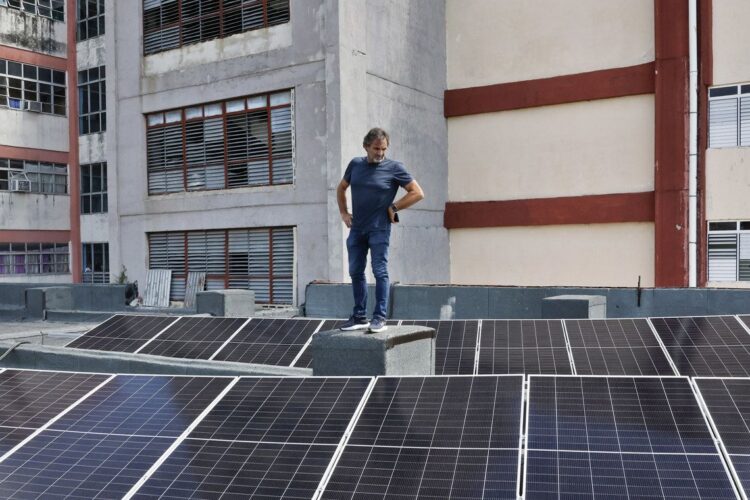 El director de la ONG Open Arms, Óscar Camps, observa paneles solares instalados en el hospital pediátrico Juan Manuel Marques, este miércoles en La Habana.Foto: EFE/ Ernesto Mastrascusa