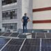 El director de la ONG Open Arms, Óscar Camps, observa paneles solares instalados en el hospital pediátrico Juan Manuel Marques, este miércoles en La Habana.Foto: EFE/ Ernesto Mastrascusa