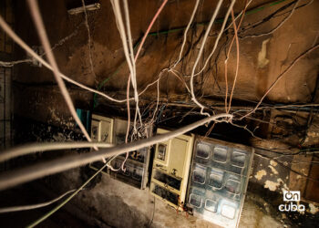 Una tendedera eléctrica a la entrada de un edificio en La Habana. Foto: Otmaro Rodríguez.