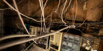 Una tendedera eléctrica a la entrada de un edificio en La Habana. Foto: Otmaro Rodríguez.