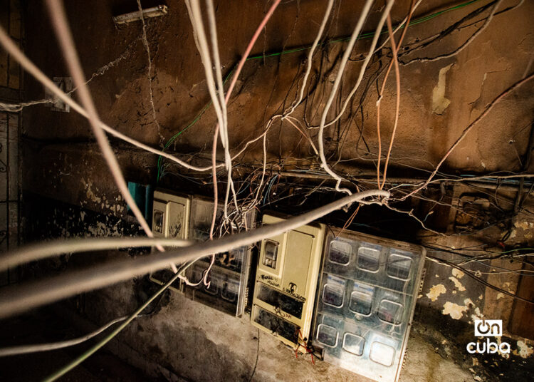 Una tendedera eléctrica a la entrada de un edificio en La Habana. Foto: Otmaro Rodríguez.