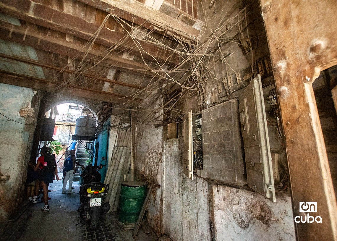 Tendedera eléctrica a la entrada de un edificio en La Habana. Foto: Otmaro Rodríguez.