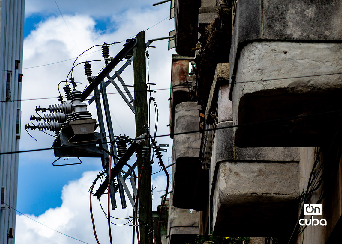 Conexión eléctrica aérea en La Habana. Foto: Otmaro Rodríguez.