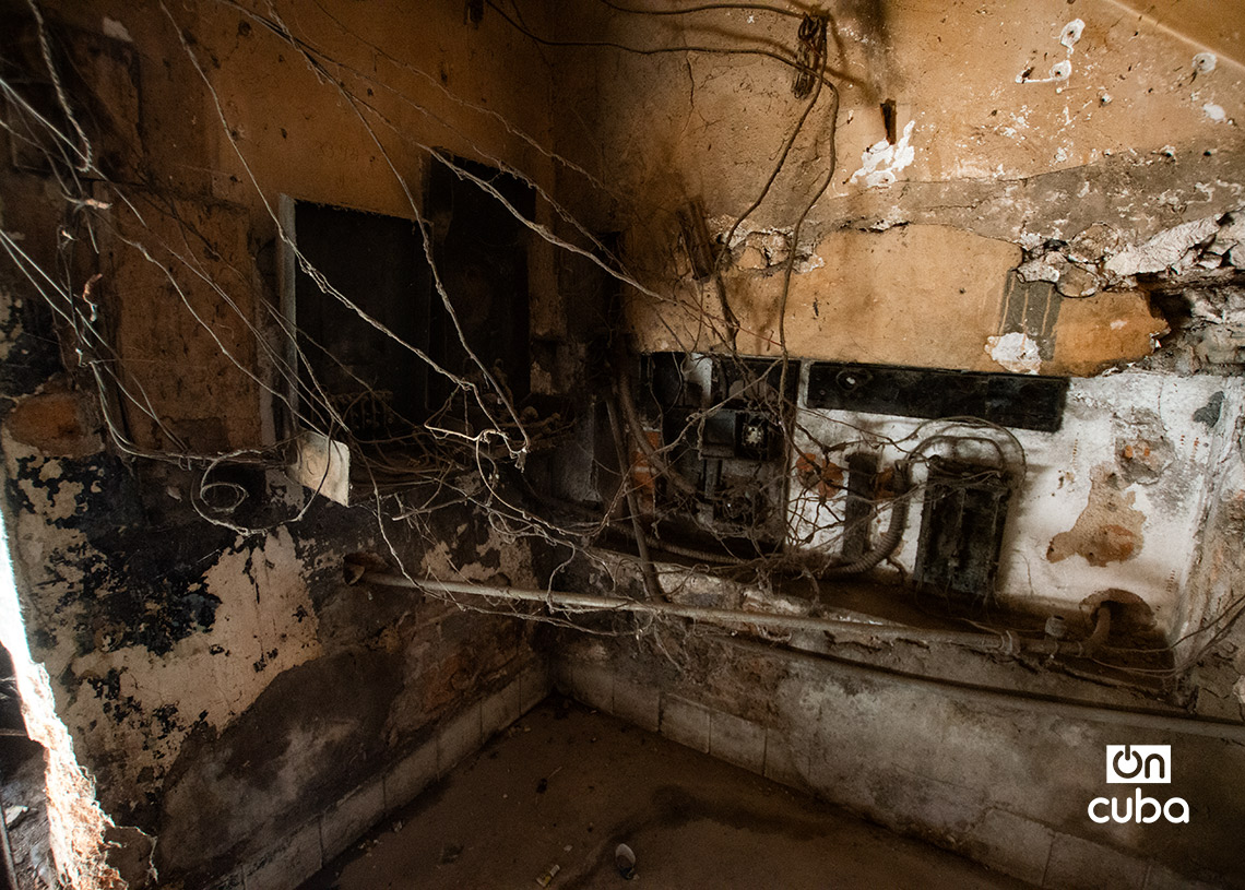 Tendedera eléctrica en un edificio en La Habana. Foto: Otmaro Rodríguez.