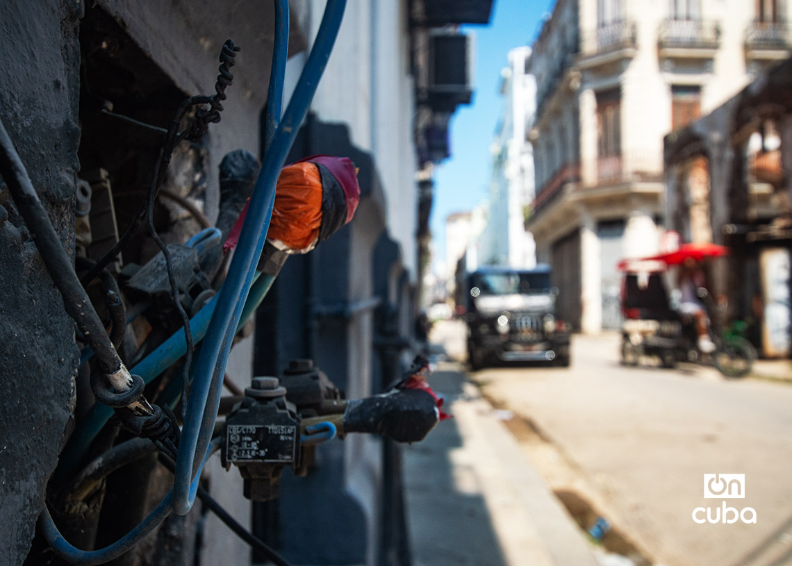 Instalación eléctrica al descubierto en La Habana. Foto: Otmaro Rodríguez.