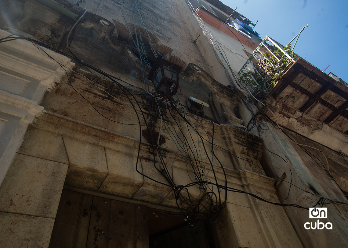 Tendedera eléctrica en un edificio en La Habana. Foto: Otmaro Rodríguez.